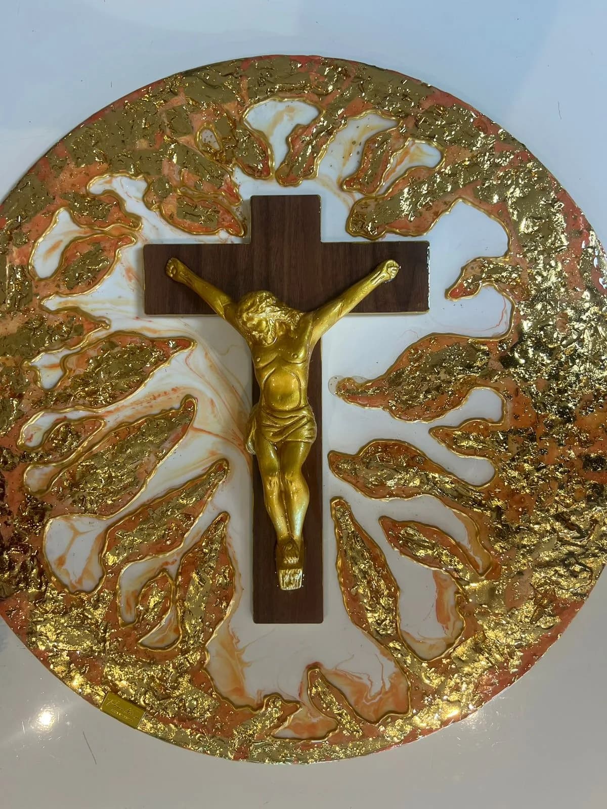 Quadro Chamas do Amor — Quadro em resina com aplicação do Cristo e textura foleada.