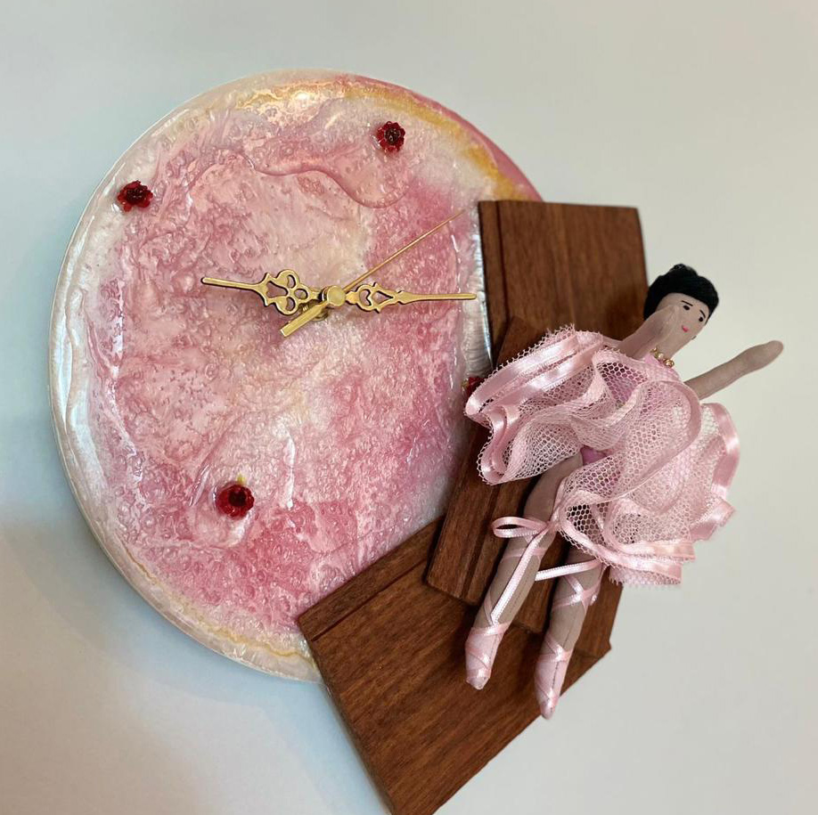 RELÓGIO BAILARINA NO CHÃO DE MADEIRA 36CM